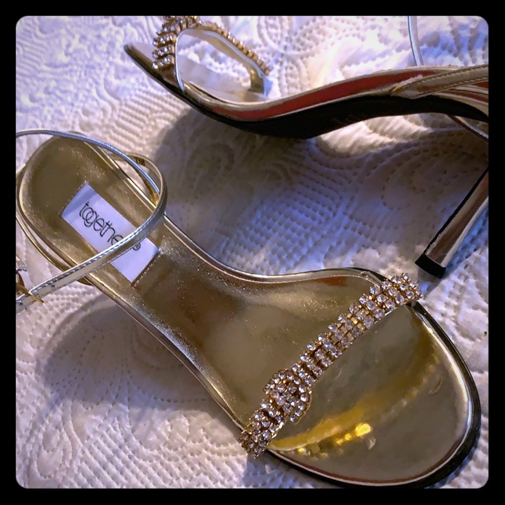 Gold tone sandal hills size 7.5